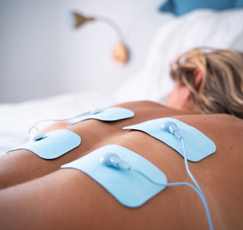 EMS sorgt mit elektrischen Impulsen für eine Schmerzlinderung.